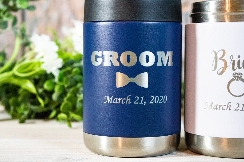 Pu&ograve; includere: Due bicchieri in acciaio inossidabile, uno blu con la parola "GROOM" e un papillon, l'altro bianco con la parola "BRIDE" e un anello. Entrambi i bicchieri hanno la data "March 21, 2020" incisa.