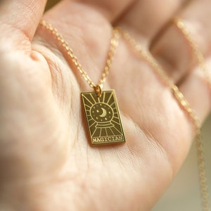 Collar de bruja de cartas de tarot MAGO ∙ Joyería del zodíaco brujo ∙ Collar de bola de cristal ∙ Joyería de cubierta de tarot delicada ∙ Regalo de manifestación para ella