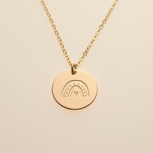 Regenbogen Gravierte Baby Geschenk Gedenk Zierliche Anhänger Halskette