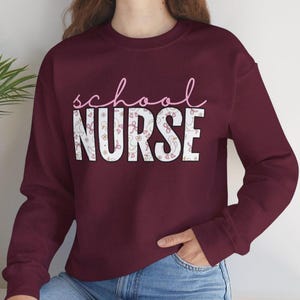 Nurse Sweatshirt | Kokette Rosa Schleife & Entenmuster Rundhalsausschnitt | Niedliches ästhetisches Krankenschwester-Lebens-Shirt | Geschenk für Nurse | Adrette Krankenschwester