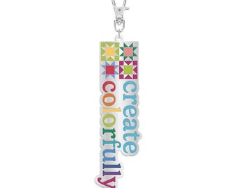 Dije de esmalte "Crea Quilty™" de Riley Blake Designs; aprox. 2,5 x 8,9 cm (1" x 3,5") con tirador de cremallera.