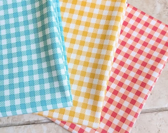 Paquete de encuadernación de cuadros vichy con estampados de First Blooms de Heather Peterson de Anka's Treasures; tres piezas de 3/4 de yarda en azul, amarillo y rojo