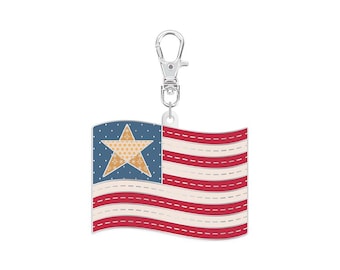 Charm de esmalte con forma de bandera, diseñado por Lori Holt de Bee in my Bonnet para Riley Blake Designs; Colección Americana; Charm para tirador de cremallera de 3,8 cm x 4,4 cm.