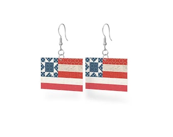 Pendientes de cuero con forma de bandera de la colección Independence de Riley Blake Designers; tamaño del pendiente: 1,9 cm x 2,5 cm. Largo: 5 cm.