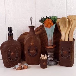 Ferro di cavallo in pelle cucita e bottiglia Crown Royal riciclata a forma di stella / Regalo di inaugurazione della casa / Cucina o bagno in stile rustico / Ferro di cavallo portafortuna