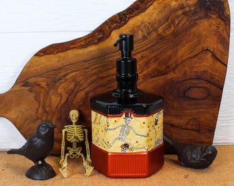 Dispenser per bottiglie riciclate a forma di scheletri danzanti / Decorazione di Halloween