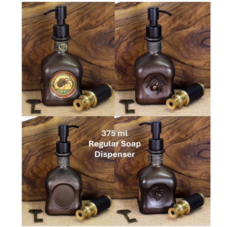 K&ouml;nnte beinhalten: Ein 375 ml Seifenspender mit einer dunkelbraunen quadratischen Flasche, einer schwarzen Pumpe und einem strukturierten Hals. Die Flasche zeigt verschiedene gepr&auml;gte Spinnenmotive, ein kreisf&ouml;rmiges Etikett mit der Aufschrift Spider Milk und ein kleines Messingfernrohr.