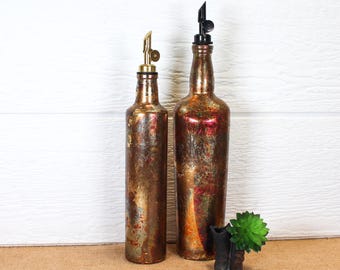 Galheteiro para azeite/vinagre feito com garrafa de vidro reciclada e acabamento em metal polido