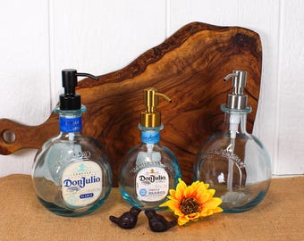 Dispenser di sapone liquido/lozione mani DonJulio realizzato con bottiglie riciclate.