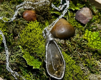 Collar con colgante de cristal y tejido de alambre de plata esterlina con citrino abstracto