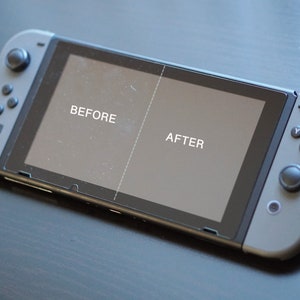 Pode incluir: Uma compara&ccedil;&atilde;o lado a lado de um console Nintendo Switch antes e depois de aplicar um protetor de tela. O lado esquerdo mostra a tela com arranh&otilde;es e poeira vis&iacute;veis. O lado direito mostra uma tela limpa e clara.