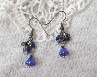 Blauwe bloem en blauwe Swarovski kristalkralen oorbellen