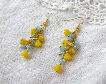 Druppeloorbellen met gele bloemglaskralen en Tsjechische Swarovski-kristalkralen