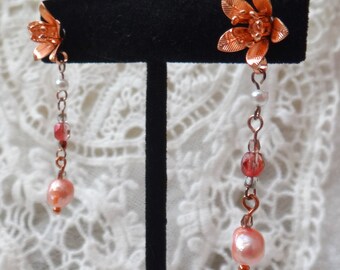 Rose goudkleurige bloem en roze zoetwaterparel, Tsjechische kralen oorknopjes