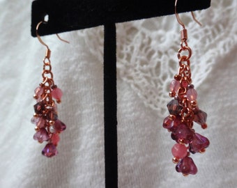 Paarse belbloem glaskralen, paarse Swarovski-kristalkralen en roze kralen drop oorbellen