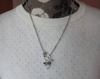 Witte zoetwaterparel met zilveren kroon, blauwe ronde kralen, blauwe en zilveren ketting met Swarovski-kralen
