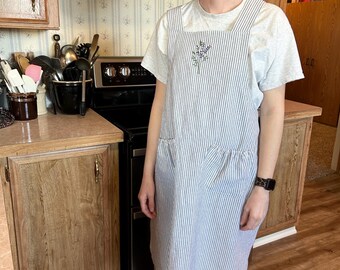 Cross back linen Pinafore apron with pockets x-small women’s embroidered lavender