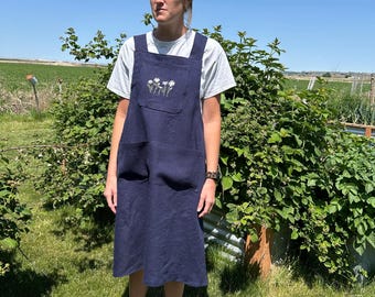 Cross back linen Pinafore apron with pockets Medium women’s embroidered Daisies Navy Linen