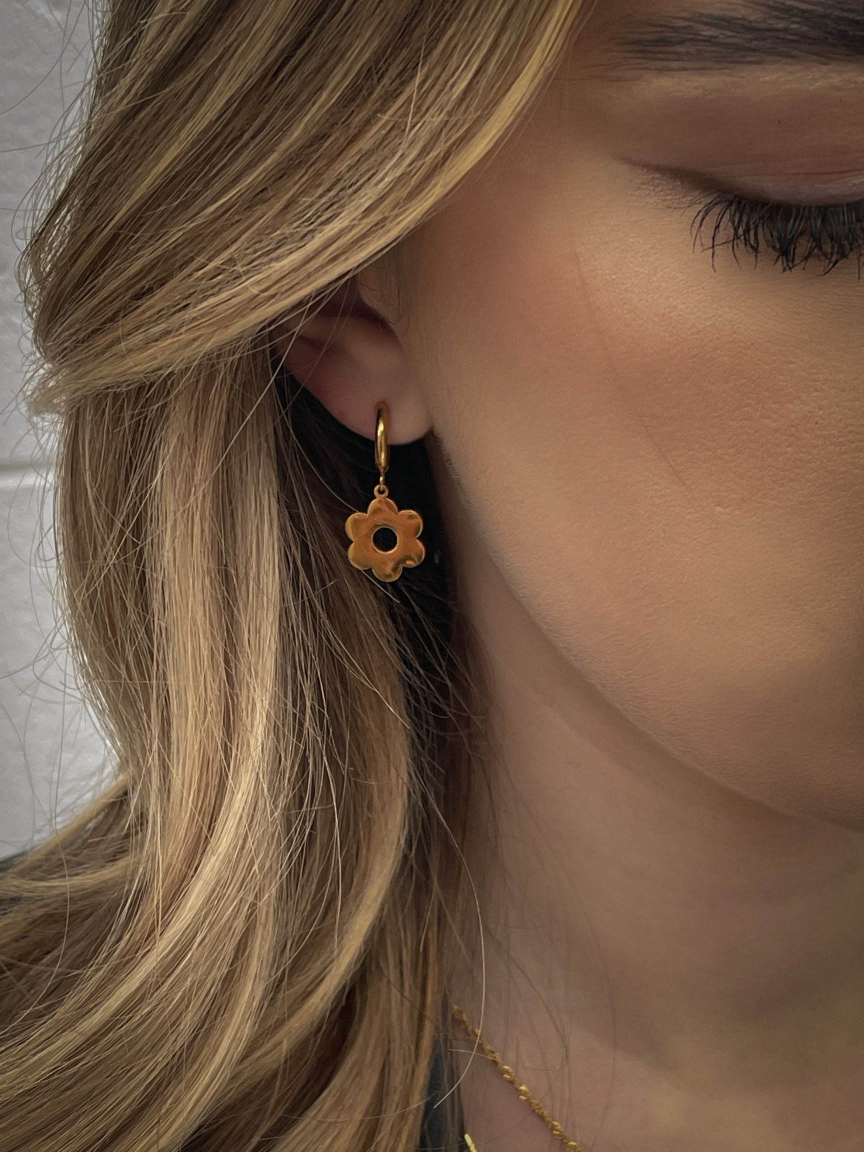 Daisy huggie earrings deals