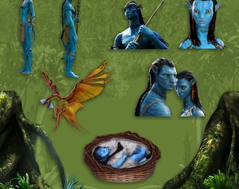 Peut inclure: Une famille de personnages fictifs à peau bleue du film Avatar. La famille comprend une mère, un père et un bébé dans un panier tissé. Le père tient un arc et une flèche. La mère tient le bébé. Le bébé dort dans le panier. La famille est entourée d'une végétation luxuriante.