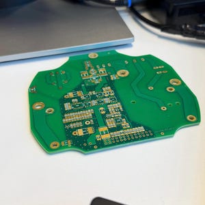 Porta-copos feito com placa de circuito impresso reciclada: presente de computador geek e tecnológico feito à mão