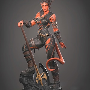 Può includere: Una statuetta femminile con la pelle rossa, corna e coda, vestita con un abito di pelle nera con dettagli metallici, che tiene un'ascia a doppia lama con manico dorato. La statuetta è in piedi su una base nera con una superficie rocciosa.