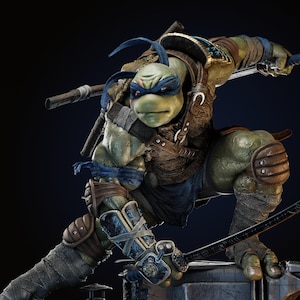 Puede incluir: Una figura detallada de Leonardo, una Tortuga Ninja, en una pose dinámica. La figura es predominantemente verde, con acentos azules en la máscara y las vendas. Está armado con dos katanas y lleva una armadura marrón.