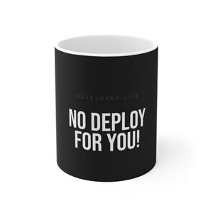 Könnte beinhalten: Schwarze Keramik-Tasse mit dem Text "DEVELOPER LIFE" über "NO DEPLOY FOR YOU!" in Weiß. Die Tasse hat einen weißen Innenraum und ist für heiße oder kalte Getränke geeignet. Ein humorvolles Geschenk für Entwickler.