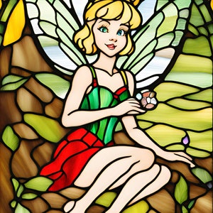 Puede incluir: Una ventana de vitral que representa a un hada con alas verdes y un vestido rojo sentada en una roca. El hada tiene el pelo rubio y los ojos azules. El fondo es un bosque verde y marrón.