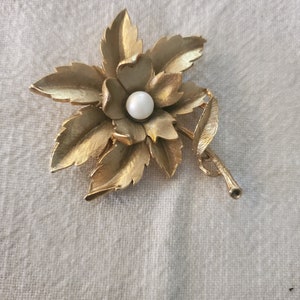 50s 60s Flower Gold Pearl Center Pin Brooch | Elegant Classic Style Jewelry | Costume