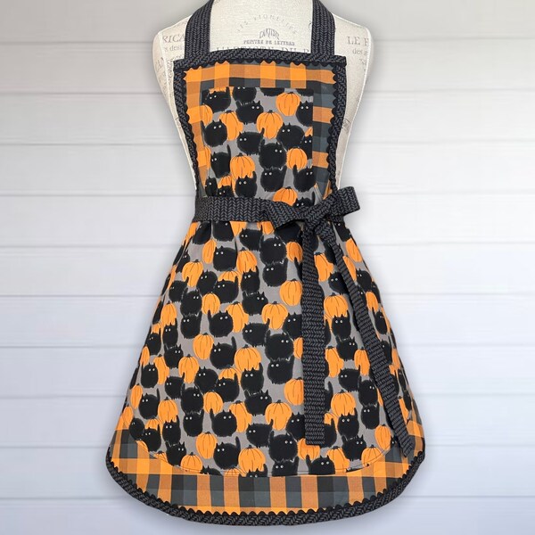 Los gatos negros de Halloween y las calabazas naranjas se presentan en este divertido y elegante delantal completo, naranja gris negro, ¡truco o trato!