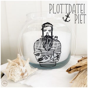 Peut inclure: Un bocal en verre transparent avec un fond blanc et une illustration en noir et blanc d'un marin avec une barbe, une pipe et des tatouages sur les bras. Le texte "PLOTTDATEI & PIET" est imprimé sur le dessus du bocal.
