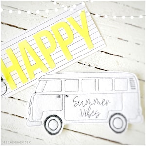 Könnte beinhalten: Eine rechteckige Karte mit horizontalen schwarzen Linien und dem Wort HAPPY in großen gelben Buchstaben, platziert über einer weißen, ausgestanzten Filzform eines Vintage-Vans mit dem schwarzen Aufdruck Summer Vibes auf der Seite.