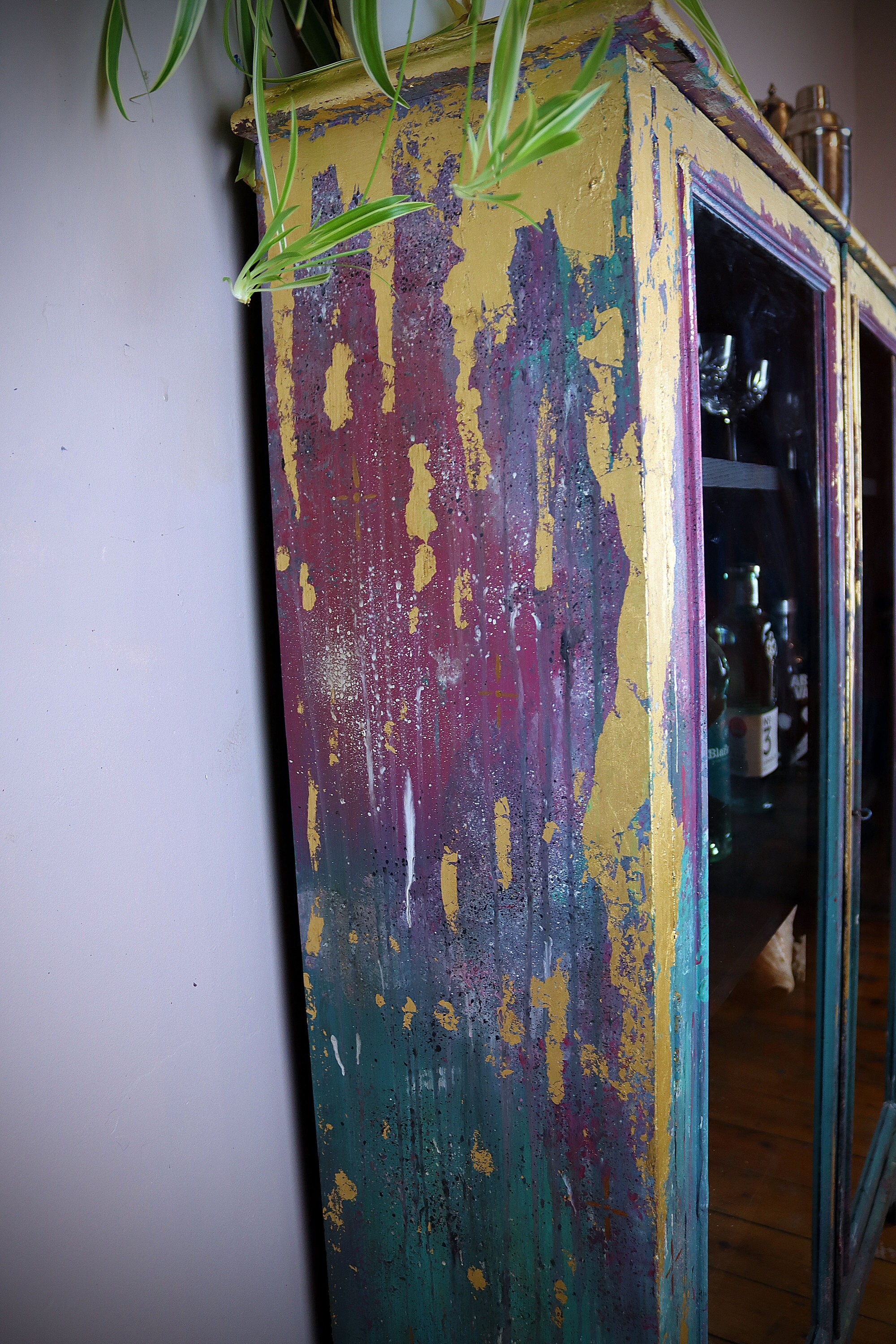 Armario Boho pintado a mano Gabinete de pantalla de colores | Etsy