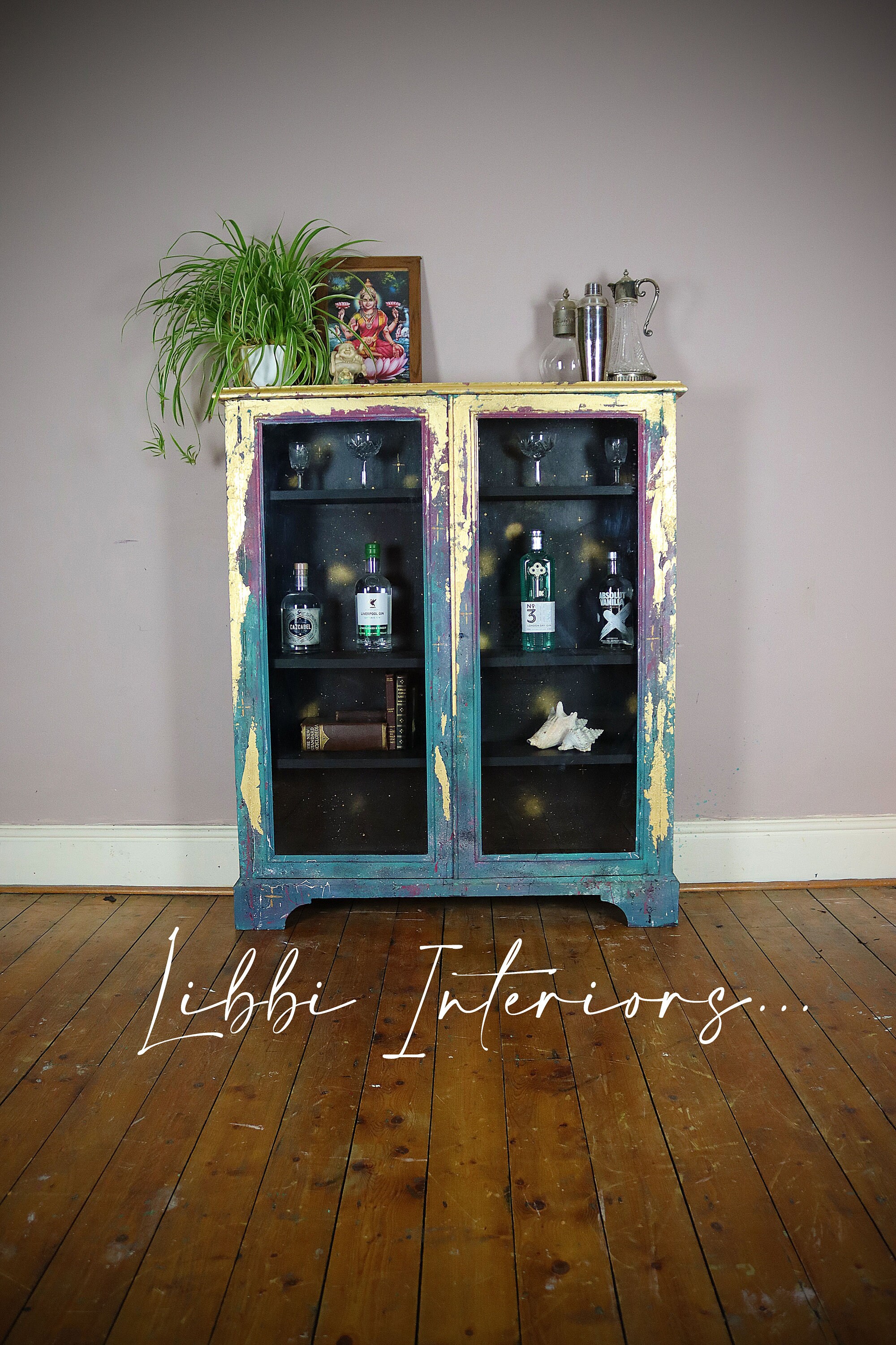 Armario Boho pintado a mano Gabinete de pantalla de colores | Etsy