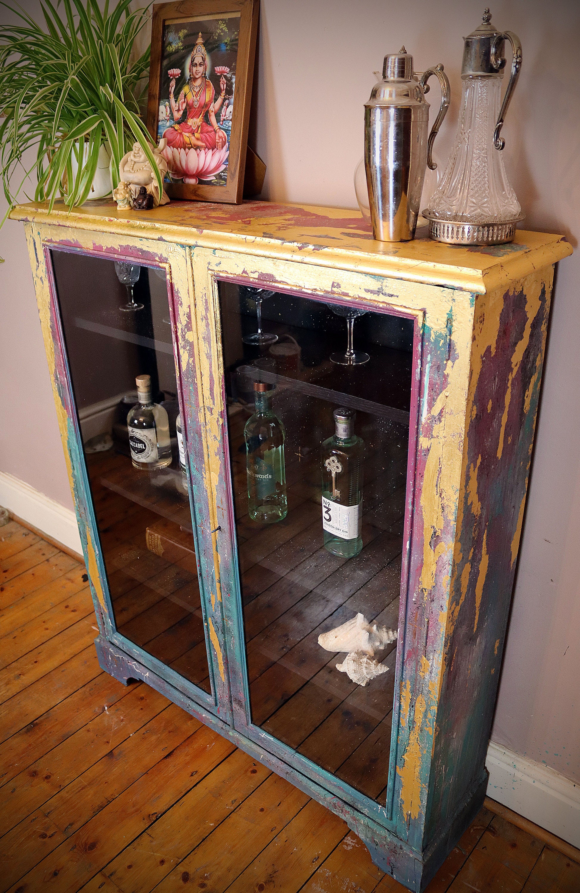 Armario Boho pintado a mano Gabinete de pantalla de colores | Etsy