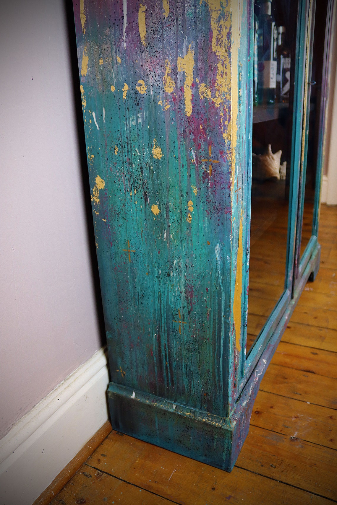 Armario Boho pintado a mano Gabinete de pantalla de colores | Etsy