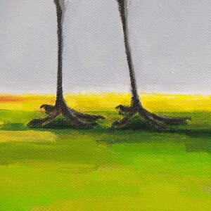 Puede incluir: Una pintura de dos patas de p&aacute;jaro de pie en un campo verde con un fondo amarillo y naranja. Las patas son grises y negras y el campo es de un verde brillante.