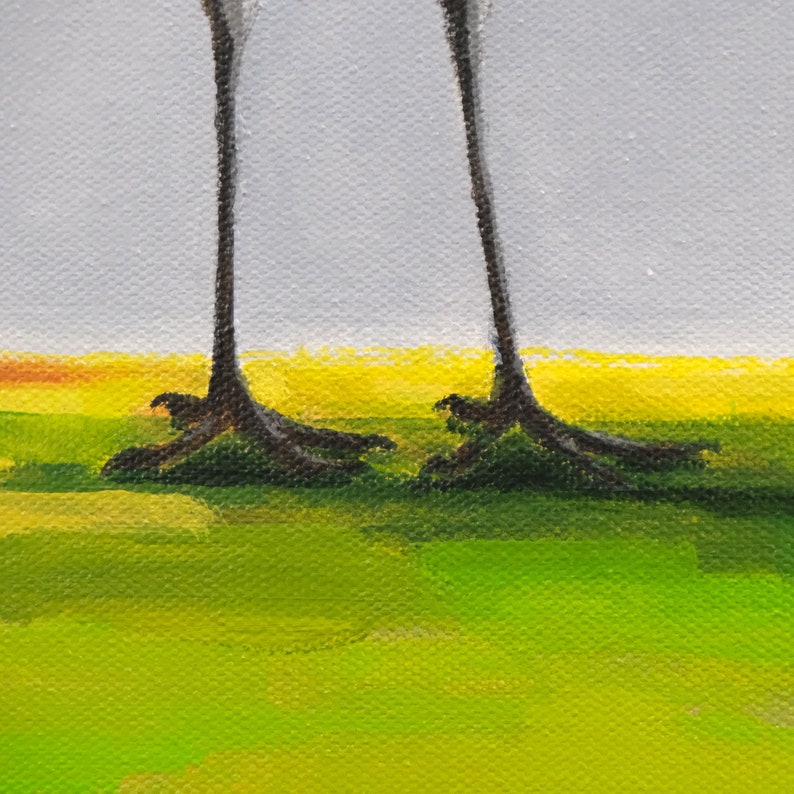 Puede incluir: Una pintura de dos patas de p&aacute;jaro de pie en un campo verde con un fondo amarillo y naranja. Las patas son grises y negras y el campo es de un verde brillante.
