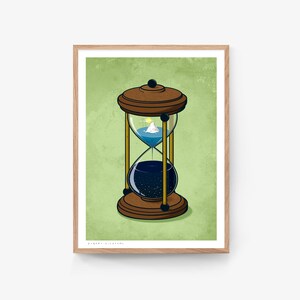 Pode incluir: Um rel&oacute;gio de areia de madeira com um fundo verde. A parte superior do rel&oacute;gio de areia est&aacute; cheia de areia azul e um pico de montanha branco. A parte inferior do rel&oacute;gio de areia est&aacute; cheia de areia preta e estrelas. O rel&oacute;gio de areia &eacute; um s&iacute;mbolo do tempo que passa.