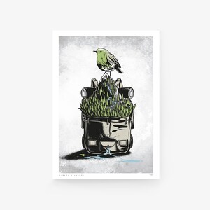 Könnte beinhalten: Ein grüner Vogel sitzt auf einem Stein mit grünem Laub in einem braunen Canvas-Rucksack mit blau-weißem Muster. Der Rucksack steht auf einem grauen Hintergrund.