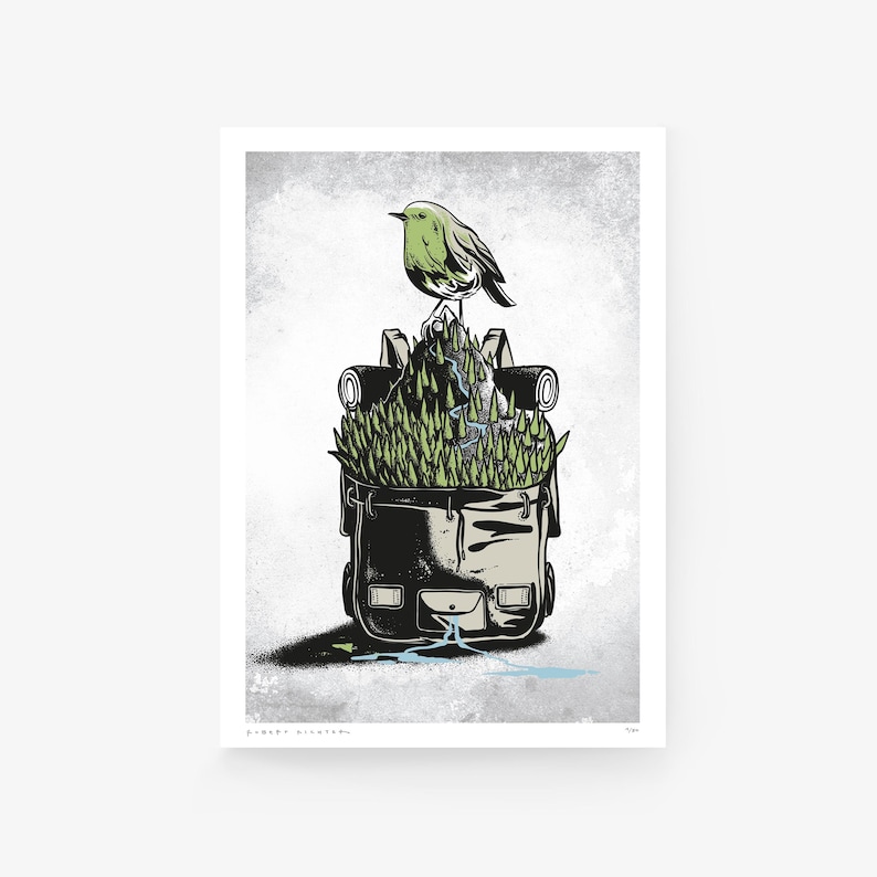 Puede incluir: Un p&aacute;jaro verde posado en una roca con follaje verde dentro de una mochila de lona marr&oacute;n con un patr&oacute;n azul y blanco. La mochila est&aacute; sobre un fondo gris.
