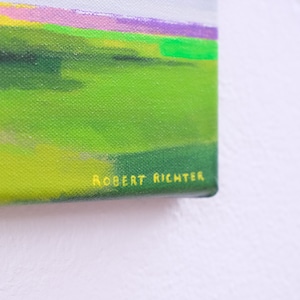 Puede incluir: Primer plano de una pintura abstracta verde y amarilla con una firma en amarillo que dice "ROBERT RICHTER" en la parte inferior.