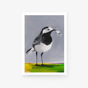 Puede incluir: Un p&aacute;jaro blanco y negro con un pico largo y delgado sostiene dos peque&ntilde;os helic&oacute;pteros de juguete blancos en su pico. El p&aacute;jaro est&aacute; de pie en un parche de hierba verde con un fondo amarillo y morado. El p&aacute;jaro est&aacute; pintado en un estilo realista.
