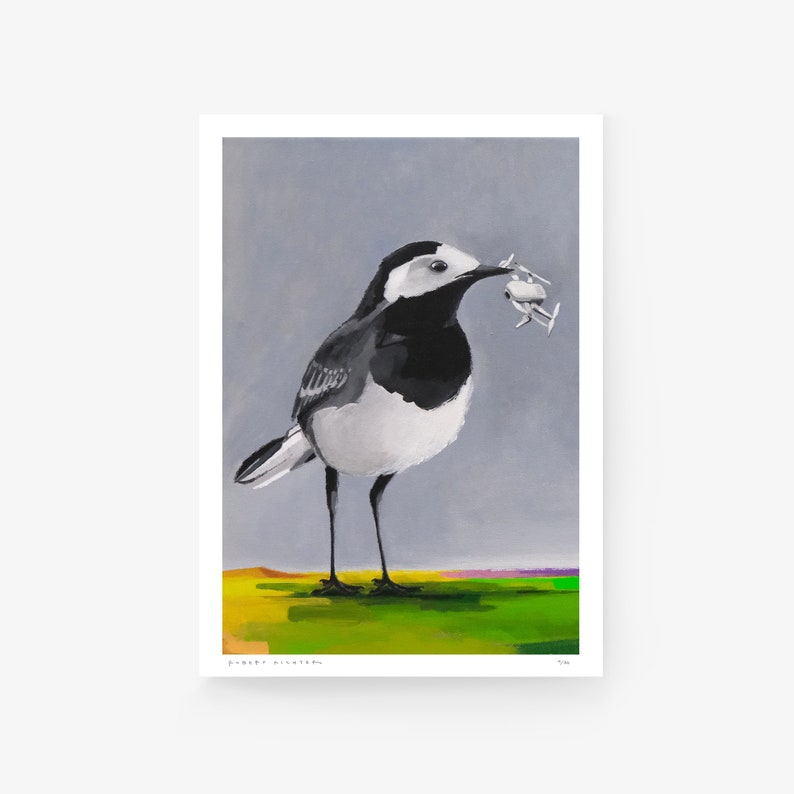 Puede incluir: Un p&aacute;jaro blanco y negro con un pico largo y delgado sostiene dos peque&ntilde;os helic&oacute;pteros de juguete blancos en su pico. El p&aacute;jaro est&aacute; de pie en un parche de hierba verde con un fondo amarillo y morado. El p&aacute;jaro est&aacute; pintado en un estilo realista.