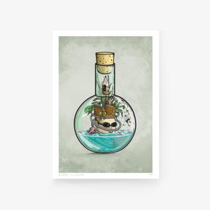 Könnte beinhalten: Eine Glasflasche mit einem Korkverschluss, gefüllt mit blauer Flüssigkeit und einer kleinen Figur mit Schutzbrille und Hut. Die Flasche enthält ein Miniaturhaus, Pflanzen und andere Gegenstände.