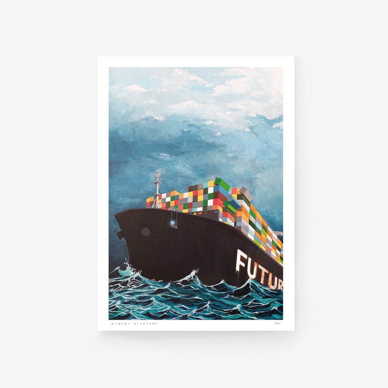 Pode incluir: Uma pintura de um grande navio de carga com cont&ecirc;ineres de envio coloridos empilhados no conv&eacute;s. O navio navega em um oceano azul com ondas brancas. A palavra "FUTURE" est&aacute; pintada no lado do navio.