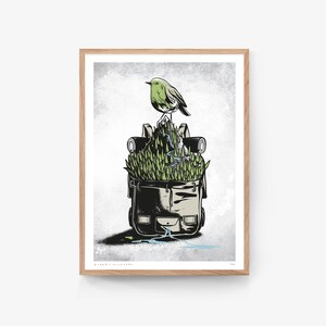 Puede incluir: Un p&aacute;jaro verde posado en la parte superior de una mochila llena de follaje verde. La mochila es marr&oacute;n y tiene una correa azul. El fondo es una superficie gris texturizada.