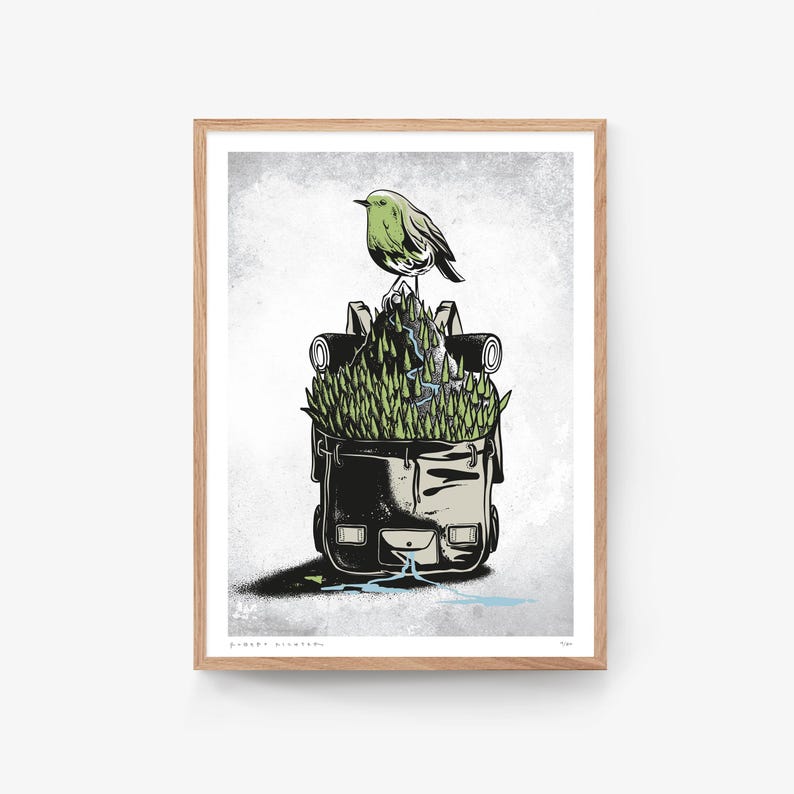 Puede incluir: Un p&aacute;jaro verde posado en la parte superior de una mochila llena de follaje verde. La mochila es marr&oacute;n y tiene una correa azul. El fondo es una superficie gris texturizada.