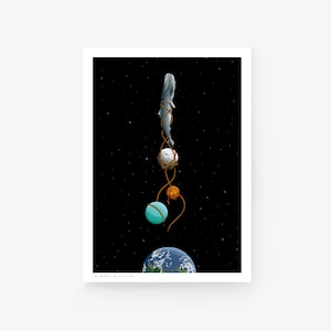 Könnte beinhalten: Eine digitale Illustration eines Wals, der an einer Schnur befestigt ist, die eine Reihe von Planeten, einschließlich der Erde, in einem dunklen Weltraumhintergrund verbindet.